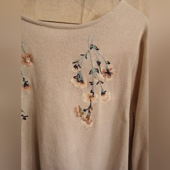 LC Embroidered Quarter Sleeve Sweater - Picture 6 of 12